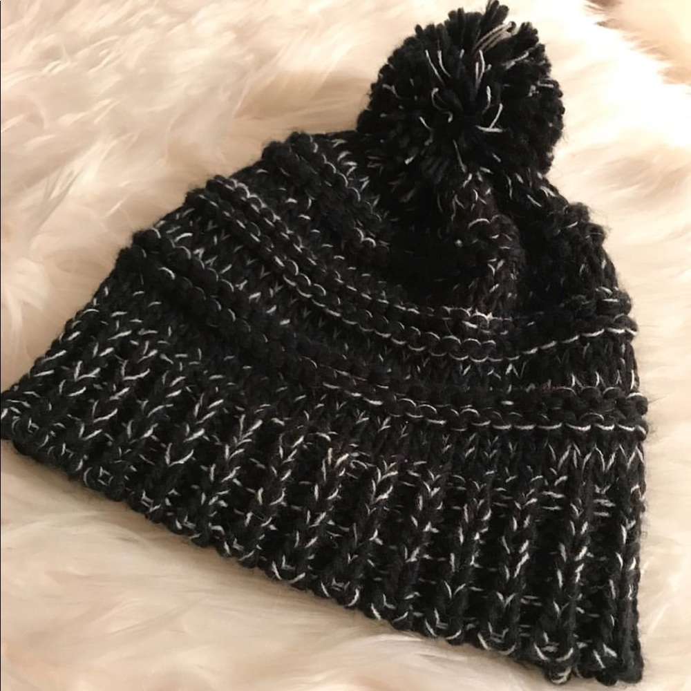 ✖️boutique black & white knit beanie
